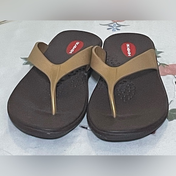 Okabashi Gold Thong Sandals - Picture 2 of 7
